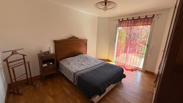 Emplacement idéal pour cette maison familiale proche du centre-bourg