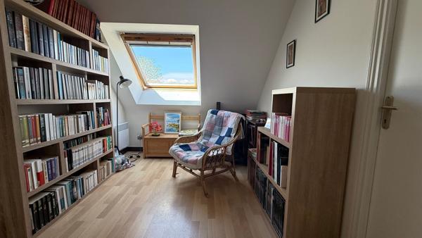 Emplacement idéal pour cette maison familiale proche du centre-bourg