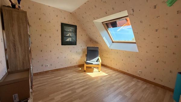 Emplacement idéal pour cette maison familiale proche du centre-bourg