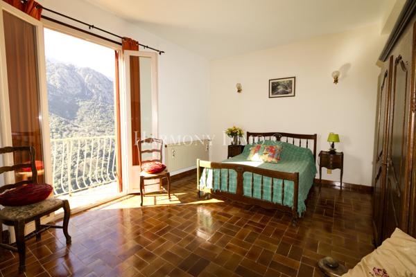 Propriété avec plusieurs appartements pour un gros potentiel locatif, proche du Golfe de Porto.