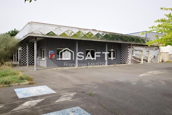 Local commercial 400 m² avec parking et terrasse