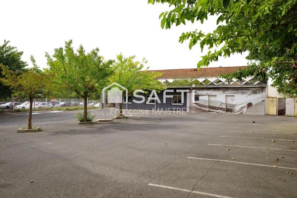 Local commercial 400 m² avec parking et terrasse