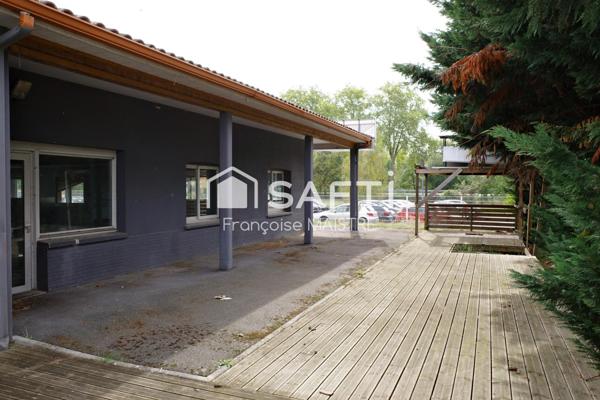 Local commercial 400 m² avec parking et terrasse