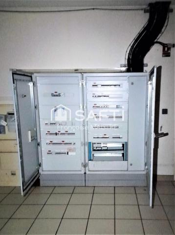 Local commercial 400 m² avec parking et terrasse