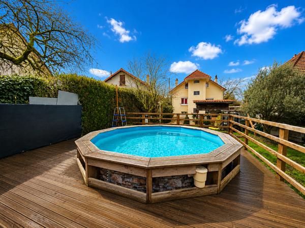 Maison
         5 pièces
        - 93 m² Exclusivité 310 000 € *