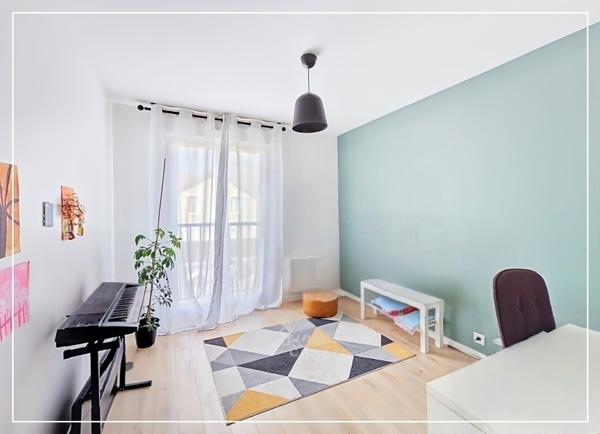 Appartement
         4 pièces
        - 98 m² 290 000 € *