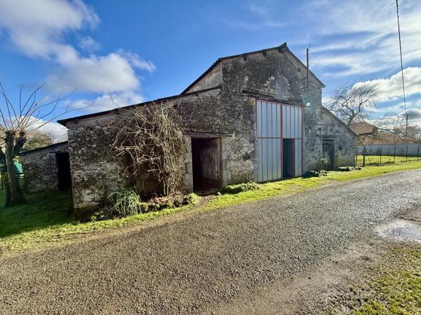 Saint-Vincent-sur-Graon (85540) Grange à rénover avec CU positif sur 2971 m2 de terrain.