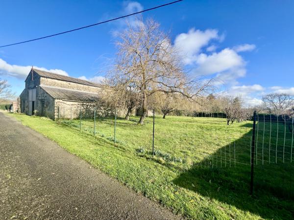 Saint-Vincent-sur-Graon (85540) Grange à rénover avec CU positif sur 2971 m2 de terrain.