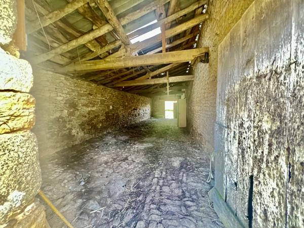 Saint-Vincent-sur-Graon (85540) Grange à rénover avec CU positif sur 2971 m2 de terrain.