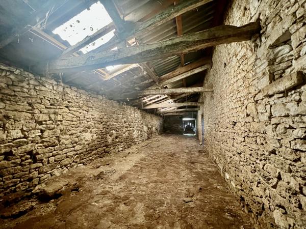 Saint-Vincent-sur-Graon (85540) Grange à rénover avec CU positif sur 2971 m2 de terrain.