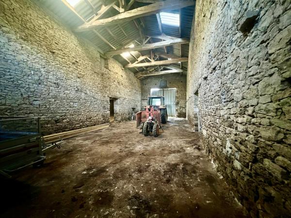 Saint-Vincent-sur-Graon (85540) Grange à rénover avec CU positif sur 2971 m2 de terrain.