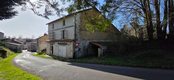 Maison à rénover - 3 chambres - ALLOUE (16)