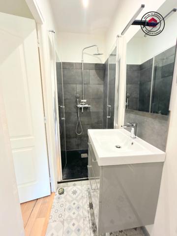 A LOUER PERTUIS 84120 CENTRE VILLE APPARTEMENT MEUBLE D'ENVIRON 25M²