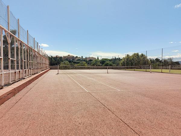 DERNIER ETAGE T2 MEZZANINE TERRASSE VUE PISCINE