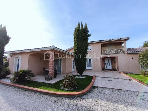 Vends maison de HAUT-STANDING de 245 m2 très proche du centre ville, de toutes les commodités ainsi que des transports.

Le Domaine : Un écrin de verdure rare aux portes de la ville.
Située dans un environnement privilégié au calme absolu et sans aucun vis-à-vis, découvrez cette demeure de haut standing construite en 2000 par un maître maçon. Alliant une qualité de bâti traditionnelle irréprochable et un confort résolument contemporain, cette propriété de 245 m² habitables a été entièrement rafraîchie il y a trois ans, avec possibilité de détacher une parcelle de 2000 m2 constructible (Pour de l'investissement locatif, chambre d'hôte, air BandB, etc...)
L’Espace de Vie : Volume, Lumière et Noblesse des Matériaux
Dès l’entrée, le ton est donné par un majestueux escalier en marbre. Le cœur de la maison se dévoile sur une pièce de vie spectaculaire de 130 m² baignée de lumière, comprenant un salon-séjour avec poêle à bois et une cuisine ouverte équipée. Le plan de travail en granit souligne la fonctionnalité et l'élégance de cet espace conçu pour la convivialité.
Le bien dispose de 9 pièces parfaitement agencées :
5 chambres spacieuses.
Un bureau indépendant pour le télétravail.
Une salle de sport dédiée.
Une buanderie/arrière-cuisine séparée.
2 salles de bains et 2 WC (dont un WC japonais de haut standing).

L’Extérieur : Une Oasis de Détente
Terrain de 3788 m² cloturé et arboré, avec possibilité de détacher un lot de 2000 m2 dont 800 m2 constructible, déjà borné.
Espace Piscine :
Bassin au sel (7mx3,5 m) avec rideau de sécurité, entouré d'une terrasse couverte de 45 m² avec un barbecue bâti.
Terrasse d'accueil : Une seconde terrasse de 20 m² offre une vue apaisante sur le parc à l'entrée.

Technologie et Performance Énergétique
Cette maison anticipe vos besoins de demain :
Énergie : Panneaux solaires, chauffage au gaz au sol et climatisation réversible intégrale.
Double garage de 60 m² avec portes automatiques + vaste abri-voiture et borne de recharge rapide pour véhicules électriques.
Sécurité : Alarme, vidéosurveillance intérieure/extérieure, portail électrique et interphone.
Connectivité : Fibre optique installée.

Les points clés :
Surface : 245 m² (9 pièces)
Terrain : 3788 m2
Annexes : Garage 60 m² + Carport
État : Excellent (Rafraîchi en 2023)
Assainissement : Tout-à-l'égout

RARE et à visiter sans tarder !

PRIX H.A.I. : 689000 €

Contactez-moi : 
PIERLOT Corentin.
Agent commercial immatriculé au RSAC d'Albi sous le numéro 521641936.
BSK Immobilier.

INFORMATIONS ET VISITES : 0621220824.
Mail : cpierlot@bskimmobilier.com
