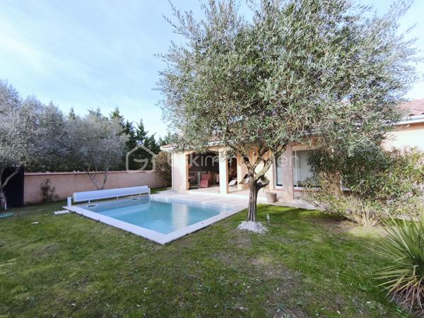 Vends maison de HAUT-STANDING de 245 m2 très proche du centre ville, de toutes les commodités ainsi que des transports.

Le Domaine : Un écrin de verdure rare aux portes de la ville.
Située dans un environnement privilégié au calme absolu et sans aucun vis-à-vis, découvrez cette demeure de haut standing construite en 2000 par un maître maçon. Alliant une qualité de bâti traditionnelle irréprochable et un confort résolument contemporain, cette propriété de 245 m² habitables a été entièrement rafraîchie il y a trois ans, avec possibilité de détacher une parcelle de 2000 m2 constructible (Pour de l'investissement locatif, chambre d'hôte, air BandB, etc...)
L’Espace de Vie : Volume, Lumière et Noblesse des Matériaux
Dès l’entrée, le ton est donné par un majestueux escalier en marbre. Le cœur de la maison se dévoile sur une pièce de vie spectaculaire de 130 m² baignée de lumière, comprenant un salon-séjour avec poêle à bois et une cuisine ouverte équipée. Le plan de travail en granit souligne la fonctionnalité et l'élégance de cet espace conçu pour la convivialité.
Le bien dispose de 9 pièces parfaitement agencées :
5 chambres spacieuses.
Un bureau indépendant pour le télétravail.
Une salle de sport dédiée.
Une buanderie/arrière-cuisine séparée.
2 salles de bains et 2 WC (dont un WC japonais de haut standing).

L’Extérieur : Une Oasis de Détente
Terrain de 3788 m² cloturé et arboré, avec possibilité de détacher un lot de 2000 m2 dont 800 m2 constructible, déjà borné.
Espace Piscine :
Bassin au sel (7mx3,5 m) avec rideau de sécurité, entouré d'une terrasse couverte de 45 m² avec un barbecue bâti.
Terrasse d'accueil : Une seconde terrasse de 20 m² offre une vue apaisante sur le parc à l'entrée.

Technologie et Performance Énergétique
Cette maison anticipe vos besoins de demain :
Énergie : Panneaux solaires, chauffage au gaz au sol et climatisation réversible intégrale.
Double garage de 60 m² avec portes automatiques + vaste abri-voiture et borne de recharge rapide pour véhicules électriques.
Sécurité : Alarme, vidéosurveillance intérieure/extérieure, portail électrique et interphone.
Connectivité : Fibre optique installée.

Les points clés :
Surface : 245 m² (9 pièces)
Terrain : 3788 m2
Annexes : Garage 60 m² + Carport
État : Excellent (Rafraîchi en 2023)
Assainissement : Tout-à-l'égout

RARE et à visiter sans tarder !

PRIX H.A.I. : 689000 €

Contactez-moi : 
PIERLOT Corentin.
Agent commercial immatriculé au RSAC d'Albi sous le numéro 521641936.
BSK Immobilier.

INFORMATIONS ET VISITES : 0621220824.
Mail : cpierlot@bskimmobilier.com