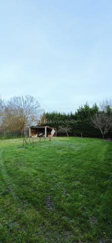 Vends maison de HAUT-STANDING de 245 m2 très proche du centre ville, de toutes les commodités ainsi que des transports.

Le Domaine : Un écrin de verdure rare aux portes de la ville.
Située dans un environnement privilégié au calme absolu et sans aucun vis-à-vis, découvrez cette demeure de haut standing construite en 2000 par un maître maçon. Alliant une qualité de bâti traditionnelle irréprochable et un confort résolument contemporain, cette propriété de 245 m² habitables a été entièrement rafraîchie il y a trois ans, avec possibilité de détacher une parcelle de 2000 m2 constructible (Pour de l'investissement locatif, chambre d'hôte, air BandB, etc...)
L’Espace de Vie : Volume, Lumière et Noblesse des Matériaux
Dès l’entrée, le ton est donné par un majestueux escalier en marbre. Le cœur de la maison se dévoile sur une pièce de vie spectaculaire de 130 m² baignée de lumière, comprenant un salon-séjour avec poêle à bois et une cuisine ouverte équipée. Le plan de travail en granit souligne la fonctionnalité et l'élégance de cet espace conçu pour la convivialité.
Le bien dispose de 9 pièces parfaitement agencées :
5 chambres spacieuses.
Un bureau indépendant pour le télétravail.
Une salle de sport dédiée.
Une buanderie/arrière-cuisine séparée.
2 salles de bains et 2 WC (dont un WC japonais de haut standing).

L’Extérieur : Une Oasis de Détente
Terrain de 3788 m² cloturé et arboré, avec possibilité de détacher un lot de 2000 m2 dont 800 m2 constructible, déjà borné.
Espace Piscine :
Bassin au sel (7mx3,5 m) avec rideau de sécurité, entouré d'une terrasse couverte de 45 m² avec un barbecue bâti.
Terrasse d'accueil : Une seconde terrasse de 20 m² offre une vue apaisante sur le parc à l'entrée.

Technologie et Performance Énergétique
Cette maison anticipe vos besoins de demain :
Énergie : Panneaux solaires, chauffage au gaz au sol et climatisation réversible intégrale.
Double garage de 60 m² avec portes automatiques + vaste abri-voiture et borne de recharge rapide pour véhicules électriques.
Sécurité : Alarme, vidéosurveillance intérieure/extérieure, portail électrique et interphone.
Connectivité : Fibre optique installée.

Les points clés :
Surface : 245 m² (9 pièces)
Terrain : 3788 m2
Annexes : Garage 60 m² + Carport
État : Excellent (Rafraîchi en 2023)
Assainissement : Tout-à-l'égout

RARE et à visiter sans tarder !

PRIX H.A.I. : 689000 €

Contactez-moi : 
PIERLOT Corentin.
Agent commercial immatriculé au RSAC d'Albi sous le numéro 521641936.
BSK Immobilier.

INFORMATIONS ET VISITES : 0621220824.
Mail : cpierlot@bskimmobilier.com