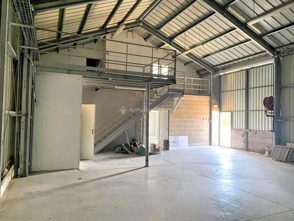 Location                                                      Local commercial
                        
                                         310 m2                     à Saint-Jean-de-Bournay