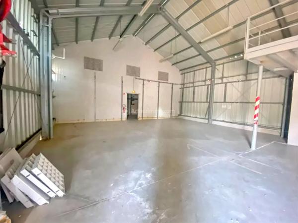 Location                                                      Local commercial
                        
                                         310 m2                     à Saint-Jean-de-Bournay