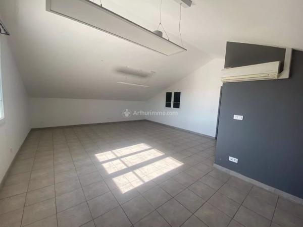 Location                                                      Local commercial
                        
                                         310 m2                     à Saint-Jean-de-Bournay