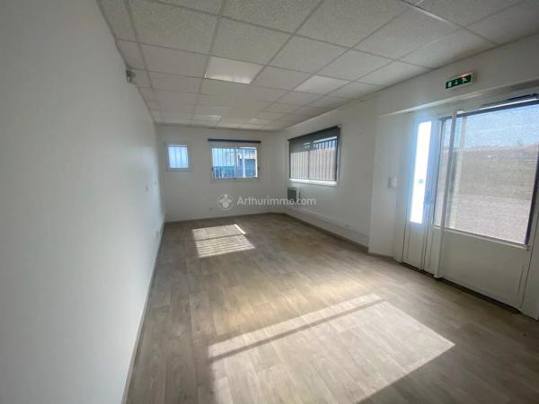 Location                                                      Local commercial
                        
                                         310 m2                     à Saint-Jean-de-Bournay