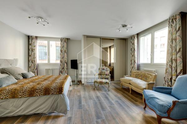 Appartement Paris 4 pièce(s) 110.95 m2