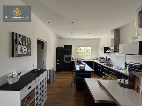 Vente                                                      Maison
                        
                     6 pièces                      177 m2                     à Marmande