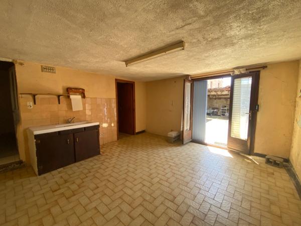 Dpt Pyrénées Orientales (66), à vendre proche VINCA maison en pierres 120 m² avec jardin et grange à rénover