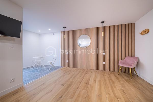 Idéalement situé en rez-de-chaussée au début de l'avenue bollée, cet appartement T2 de 50m² entièrement rénové offre un cadre de vie moderne et fonctionnel.
Conçu pour répondre aux normes PMR (Personnes à Mobilité Réduite), il conviendra aussi bien à une résidence principale qu’à un investissement locatif ou à une activité libérale.

L’appartement se compose :
d’un séjour lumineux avec une cuisine moderne équipée, d’une chambre élégante dotée d’une salle d’eau contemporaine (sauna et balnéothérapie)d’un mobilier sur mesure et d’équipements récents.

Une place de stationnement en sous-sol est disponible en option.
Aucun travaux à prévoir : le bien est prêt à être habité immédiatement.

Points forts :
Accès PMR (accès de plain-pied)
Rénovation récente et finitions de qualité
Faibles charges de copropriété
Copropriété bien entretenue et bien gérée
Produit rare, coup de coeur assuré
Emplacement recherché, proche commerces, transports et commodités

Ce bien se prête parfaitement à l’exercice d’une activité professionnelle calme ou de bien-être :
Ostéopathe, kinésithérapeute, psychologue, sophrologue, hypnothérapeute, naturopathe, coach, consultant, designer, architecte ou créateur de contenu. L’aménagement et l’accessibilité du lieu permettent d’y exercer dans des conditions optimale.

Enfin vous avez l'option en locatif avec une colocation premium de 2 chambres à 1000€ par mois de loyer soit 12000€ l'année (soit 9/10% de rentabilité brut).