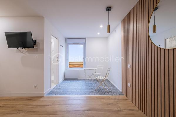 Idéalement situé en rez-de-chaussée au début de l'avenue bollée, cet appartement T2 de 50m² entièrement rénové offre un cadre de vie moderne et fonctionnel.
Conçu pour répondre aux normes PMR (Personnes à Mobilité Réduite), il conviendra aussi bien à une résidence principale qu’à un investissement locatif ou à une activité libérale.

L’appartement se compose :
d’un séjour lumineux avec une cuisine moderne équipée, d’une chambre élégante dotée d’une salle d’eau contemporaine (sauna et balnéothérapie)d’un mobilier sur mesure et d’équipements récents.

Une place de stationnement en sous-sol est disponible en option.
Aucun travaux à prévoir : le bien est prêt à être habité immédiatement.

Points forts :
Accès PMR (accès de plain-pied)
Rénovation récente et finitions de qualité
Faibles charges de copropriété
Copropriété bien entretenue et bien gérée
Produit rare, coup de coeur assuré
Emplacement recherché, proche commerces, transports et commodités

Ce bien se prête parfaitement à l’exercice d’une activité professionnelle calme ou de bien-être :
Ostéopathe, kinésithérapeute, psychologue, sophrologue, hypnothérapeute, naturopathe, coach, consultant, designer, architecte ou créateur de contenu. L’aménagement et l’accessibilité du lieu permettent d’y exercer dans des conditions optimale.

Enfin vous avez l'option en locatif avec une colocation premium de 2 chambres à 1000€ par mois de loyer soit 12000€ l'année (soit 9/10% de rentabilité brut).