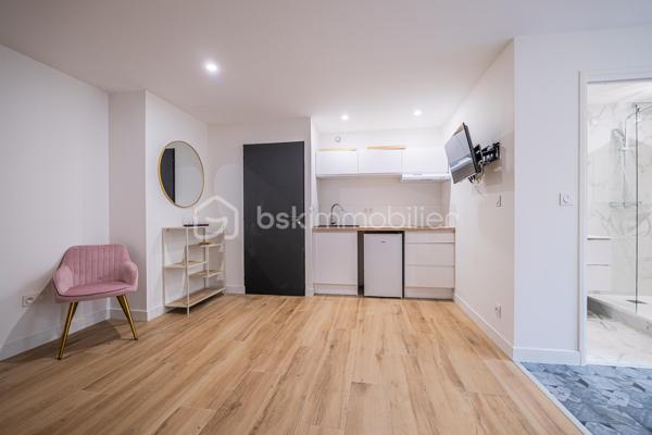 Idéalement situé en rez-de-chaussée au début de l'avenue bollée, cet appartement T2 de 50m² entièrement rénové offre un cadre de vie moderne et fonctionnel.
Conçu pour répondre aux normes PMR (Personnes à Mobilité Réduite), il conviendra aussi bien à une résidence principale qu’à un investissement locatif ou à une activité libérale.

L’appartement se compose :
d’un séjour lumineux avec une cuisine moderne équipée, d’une chambre élégante dotée d’une salle d’eau contemporaine (sauna et balnéothérapie)d’un mobilier sur mesure et d’équipements récents.

Une place de stationnement en sous-sol est disponible en option.
Aucun travaux à prévoir : le bien est prêt à être habité immédiatement.

Points forts :
Accès PMR (accès de plain-pied)
Rénovation récente et finitions de qualité
Faibles charges de copropriété
Copropriété bien entretenue et bien gérée
Produit rare, coup de coeur assuré
Emplacement recherché, proche commerces, transports et commodités

Ce bien se prête parfaitement à l’exercice d’une activité professionnelle calme ou de bien-être :
Ostéopathe, kinésithérapeute, psychologue, sophrologue, hypnothérapeute, naturopathe, coach, consultant, designer, architecte ou créateur de contenu. L’aménagement et l’accessibilité du lieu permettent d’y exercer dans des conditions optimale.

Enfin vous avez l'option en locatif avec une colocation premium de 2 chambres à 1000€ par mois de loyer soit 12000€ l'année (soit 9/10% de rentabilité brut).
