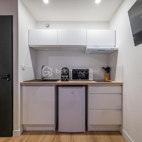 Idéalement situé en rez-de-chaussée au début de l'avenue bollée, cet appartement T2 de 50m² entièrement rénové offre un cadre de vie moderne et fonctionnel.
Conçu pour répondre aux normes PMR (Personnes à Mobilité Réduite), il conviendra aussi bien à une résidence principale qu’à un investissement locatif ou à une activité libérale.

L’appartement se compose :
d’un séjour lumineux avec une cuisine moderne équipée, d’une chambre élégante dotée d’une salle d’eau contemporaine (sauna et balnéothérapie)d’un mobilier sur mesure et d’équipements récents.

Une place de stationnement en sous-sol est disponible en option.
Aucun travaux à prévoir : le bien est prêt à être habité immédiatement.

Points forts :
Accès PMR (accès de plain-pied)
Rénovation récente et finitions de qualité
Faibles charges de copropriété
Copropriété bien entretenue et bien gérée
Produit rare, coup de coeur assuré
Emplacement recherché, proche commerces, transports et commodités

Ce bien se prête parfaitement à l’exercice d’une activité professionnelle calme ou de bien-être :
Ostéopathe, kinésithérapeute, psychologue, sophrologue, hypnothérapeute, naturopathe, coach, consultant, designer, architecte ou créateur de contenu. L’aménagement et l’accessibilité du lieu permettent d’y exercer dans des conditions optimale.

Enfin vous avez l'option en locatif avec une colocation premium de 2 chambres à 1000€ par mois de loyer soit 12000€ l'année (soit 9/10% de rentabilité brut).