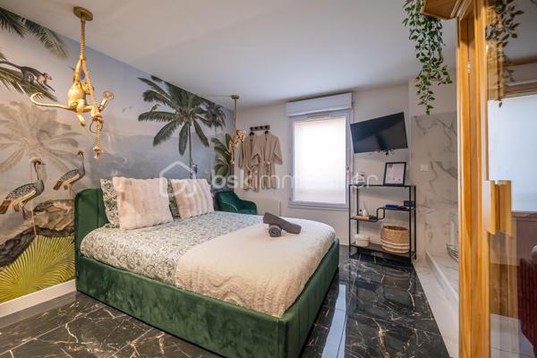 Idéalement situé en rez-de-chaussée au début de l'avenue bollée, cet appartement T2 de 50m² entièrement rénové offre un cadre de vie moderne et fonctionnel.
Conçu pour répondre aux normes PMR (Personnes à Mobilité Réduite), il conviendra aussi bien à une résidence principale qu’à un investissement locatif ou à une activité libérale.

L’appartement se compose :
d’un séjour lumineux avec une cuisine moderne équipée, d’une chambre élégante dotée d’une salle d’eau contemporaine (sauna et balnéothérapie)d’un mobilier sur mesure et d’équipements récents.

Une place de stationnement en sous-sol est disponible en option.
Aucun travaux à prévoir : le bien est prêt à être habité immédiatement.

Points forts :
Accès PMR (accès de plain-pied)
Rénovation récente et finitions de qualité
Faibles charges de copropriété
Copropriété bien entretenue et bien gérée
Produit rare, coup de coeur assuré
Emplacement recherché, proche commerces, transports et commodités

Ce bien se prête parfaitement à l’exercice d’une activité professionnelle calme ou de bien-être :
Ostéopathe, kinésithérapeute, psychologue, sophrologue, hypnothérapeute, naturopathe, coach, consultant, designer, architecte ou créateur de contenu. L’aménagement et l’accessibilité du lieu permettent d’y exercer dans des conditions optimale.

Enfin vous avez l'option en locatif avec une colocation premium de 2 chambres à 1000€ par mois de loyer soit 12000€ l'année (soit 9/10% de rentabilité brut).