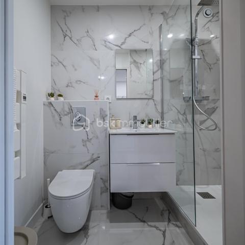 Idéalement situé en rez-de-chaussée au début de l'avenue bollée, cet appartement T2 de 50m² entièrement rénové offre un cadre de vie moderne et fonctionnel.
Conçu pour répondre aux normes PMR (Personnes à Mobilité Réduite), il conviendra aussi bien à une résidence principale qu’à un investissement locatif ou à une activité libérale.

L’appartement se compose :
d’un séjour lumineux avec une cuisine moderne équipée, d’une chambre élégante dotée d’une salle d’eau contemporaine (sauna et balnéothérapie)d’un mobilier sur mesure et d’équipements récents.

Une place de stationnement en sous-sol est disponible en option.
Aucun travaux à prévoir : le bien est prêt à être habité immédiatement.

Points forts :
Accès PMR (accès de plain-pied)
Rénovation récente et finitions de qualité
Faibles charges de copropriété
Copropriété bien entretenue et bien gérée
Produit rare, coup de coeur assuré
Emplacement recherché, proche commerces, transports et commodités

Ce bien se prête parfaitement à l’exercice d’une activité professionnelle calme ou de bien-être :
Ostéopathe, kinésithérapeute, psychologue, sophrologue, hypnothérapeute, naturopathe, coach, consultant, designer, architecte ou créateur de contenu. L’aménagement et l’accessibilité du lieu permettent d’y exercer dans des conditions optimale.

Enfin vous avez l'option en locatif avec une colocation premium de 2 chambres à 1000€ par mois de loyer soit 12000€ l'année (soit 9/10% de rentabilité brut).