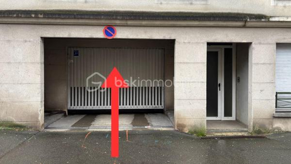 Idéalement situé en rez-de-chaussée au début de l'avenue bollée, cet appartement T2 de 50m² entièrement rénové offre un cadre de vie moderne et fonctionnel.
Conçu pour répondre aux normes PMR (Personnes à Mobilité Réduite), il conviendra aussi bien à une résidence principale qu’à un investissement locatif ou à une activité libérale.

L’appartement se compose :
d’un séjour lumineux avec une cuisine moderne équipée, d’une chambre élégante dotée d’une salle d’eau contemporaine (sauna et balnéothérapie)d’un mobilier sur mesure et d’équipements récents.

Une place de stationnement en sous-sol est disponible en option.
Aucun travaux à prévoir : le bien est prêt à être habité immédiatement.

Points forts :
Accès PMR (accès de plain-pied)
Rénovation récente et finitions de qualité
Faibles charges de copropriété
Copropriété bien entretenue et bien gérée
Produit rare, coup de coeur assuré
Emplacement recherché, proche commerces, transports et commodités

Ce bien se prête parfaitement à l’exercice d’une activité professionnelle calme ou de bien-être :
Ostéopathe, kinésithérapeute, psychologue, sophrologue, hypnothérapeute, naturopathe, coach, consultant, designer, architecte ou créateur de contenu. L’aménagement et l’accessibilité du lieu permettent d’y exercer dans des conditions optimale.

Enfin vous avez l'option en locatif avec une colocation premium de 2 chambres à 1000€ par mois de loyer soit 12000€ l'année (soit 9/10% de rentabilité brut).