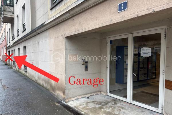 Idéalement situé en rez-de-chaussée au début de l'avenue bollée, cet appartement T2 de 50m² entièrement rénové offre un cadre de vie moderne et fonctionnel.
Conçu pour répondre aux normes PMR (Personnes à Mobilité Réduite), il conviendra aussi bien à une résidence principale qu’à un investissement locatif ou à une activité libérale.

L’appartement se compose :
d’un séjour lumineux avec une cuisine moderne équipée, d’une chambre élégante dotée d’une salle d’eau contemporaine (sauna et balnéothérapie)d’un mobilier sur mesure et d’équipements récents.

Une place de stationnement en sous-sol est disponible en option.
Aucun travaux à prévoir : le bien est prêt à être habité immédiatement.

Points forts :
Accès PMR (accès de plain-pied)
Rénovation récente et finitions de qualité
Faibles charges de copropriété
Copropriété bien entretenue et bien gérée
Produit rare, coup de coeur assuré
Emplacement recherché, proche commerces, transports et commodités

Ce bien se prête parfaitement à l’exercice d’une activité professionnelle calme ou de bien-être :
Ostéopathe, kinésithérapeute, psychologue, sophrologue, hypnothérapeute, naturopathe, coach, consultant, designer, architecte ou créateur de contenu. L’aménagement et l’accessibilité du lieu permettent d’y exercer dans des conditions optimale.

Enfin vous avez l'option en locatif avec une colocation premium de 2 chambres à 1000€ par mois de loyer soit 12000€ l'année (soit 9/10% de rentabilité brut).