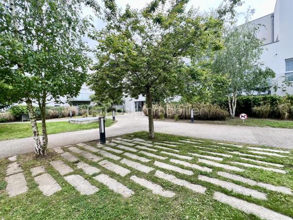 Situé sur la commune de Bezannes dans la résidence Calligraphie (2018)
Très bel appartement lumineux, au 1er étage côté rue, de type 3 et d'une surface de 62m2, exposé ouest.

Il est composé de :
Entrée avec placard,
séjour avec cuisine équipée Fabrimeuble (hotte, plaque de cuisson, four) de 21 m2 avec accès sur le balcon-terrasse de 16 m2
2 chambres 10 et 14 m2, la grande chambre possède un très grand placard aménagé. Les 2 chambres ont un accès également au balcon/terrasse
Salle de douche avec wc suspendu, 
Buanderie

volets roulants électriques avec domotique, fibre, nombreux placards, chauffage gaz individuel
cet appartement est en très bon état
1 place de parking en sous-sol
charges copro : env 104€/mois
taxe foncière : 896€