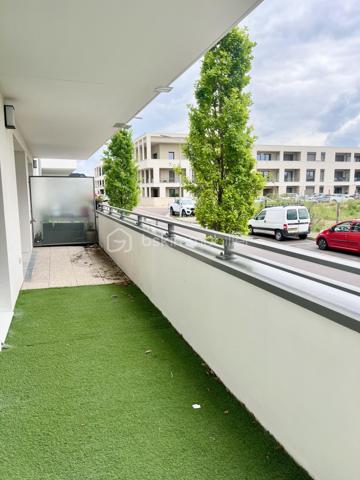 Situé sur la commune de Bezannes dans la résidence Calligraphie (2018)
Très bel appartement lumineux, au 1er étage côté rue, de type 3 et d'une surface de 62m2, exposé ouest.

Il est composé de :
Entrée avec placard,
séjour avec cuisine équipée Fabrimeuble (hotte, plaque de cuisson, four) de 21 m2 avec accès sur le balcon-terrasse de 16 m2
2 chambres 10 et 14 m2, la grande chambre possède un très grand placard aménagé. Les 2 chambres ont un accès également au balcon/terrasse
Salle de douche avec wc suspendu, 
Buanderie

volets roulants électriques avec domotique, fibre, nombreux placards, chauffage gaz individuel
cet appartement est en très bon état
1 place de parking en sous-sol
charges copro : env 104€/mois
taxe foncière : 896€