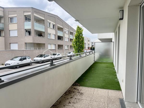 Situé sur la commune de Bezannes dans la résidence Calligraphie (2018)
Très bel appartement lumineux, au 1er étage côté rue, de type 3 et d'une surface de 62m2, exposé ouest.

Il est composé de :
Entrée avec placard,
séjour avec cuisine équipée Fabrimeuble (hotte, plaque de cuisson, four) de 21 m2 avec accès sur le balcon-terrasse de 16 m2
2 chambres 10 et 14 m2, la grande chambre possède un très grand placard aménagé. Les 2 chambres ont un accès également au balcon/terrasse
Salle de douche avec wc suspendu, 
Buanderie

volets roulants électriques avec domotique, fibre, nombreux placards, chauffage gaz individuel
cet appartement est en très bon état
1 place de parking en sous-sol
charges copro : env 104€/mois
taxe foncière : 896€