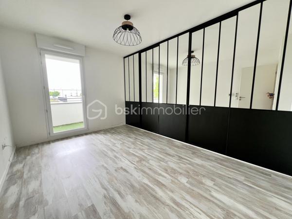 Situé sur la commune de Bezannes dans la résidence Calligraphie (2018)
Très bel appartement lumineux, au 1er étage côté rue, de type 3 et d'une surface de 62m2, exposé ouest.

Il est composé de :
Entrée avec placard,
séjour avec cuisine équipée Fabrimeuble (hotte, plaque de cuisson, four) de 21 m2 avec accès sur le balcon-terrasse de 16 m2
2 chambres 10 et 14 m2, la grande chambre possède un très grand placard aménagé. Les 2 chambres ont un accès également au balcon/terrasse
Salle de douche avec wc suspendu, 
Buanderie

volets roulants électriques avec domotique, fibre, nombreux placards, chauffage gaz individuel
cet appartement est en très bon état
1 place de parking en sous-sol
charges copro : env 104€/mois
taxe foncière : 896€