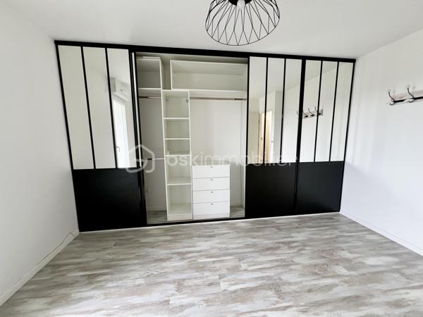 Situé sur la commune de Bezannes dans la résidence Calligraphie (2018)
Très bel appartement lumineux, au 1er étage côté rue, de type 3 et d'une surface de 62m2, exposé ouest.

Il est composé de :
Entrée avec placard,
séjour avec cuisine équipée Fabrimeuble (hotte, plaque de cuisson, four) de 21 m2 avec accès sur le balcon-terrasse de 16 m2
2 chambres 10 et 14 m2, la grande chambre possède un très grand placard aménagé. Les 2 chambres ont un accès également au balcon/terrasse
Salle de douche avec wc suspendu, 
Buanderie

volets roulants électriques avec domotique, fibre, nombreux placards, chauffage gaz individuel
cet appartement est en très bon état
1 place de parking en sous-sol
charges copro : env 104€/mois
taxe foncière : 896€