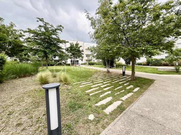 Situé sur la commune de Bezannes dans la résidence Calligraphie (2018)
Très bel appartement lumineux, au 1er étage côté rue, de type 3 et d'une surface de 62m2, exposé ouest.

Il est composé de :
Entrée avec placard,
séjour avec cuisine équipée Fabrimeuble (hotte, plaque de cuisson, four) de 21 m2 avec accès sur le balcon-terrasse de 16 m2
2 chambres 10 et 14 m2, la grande chambre possède un très grand placard aménagé. Les 2 chambres ont un accès également au balcon/terrasse
Salle de douche avec wc suspendu, 
Buanderie

volets roulants électriques avec domotique, fibre, nombreux placards, chauffage gaz individuel
cet appartement est en très bon état
1 place de parking en sous-sol
charges copro : env 104€/mois
taxe foncière : 896€