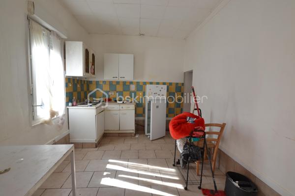 Maison de village à rénover – Le Grau-du-Roi centre – Bien rare !

Idéalement situé en plein cœur du Grau-du-Roi, à deux pas des commerces, de l'animation et de la mer, ce bien de caractère représente une opportunité rare sur ce secteur très prisé.

Le bien :
Cette maison de village d'environ 45 m², sur deux niveaux, offre un beau potentiel à qui saura la transformer selon ses envies.
Au rez-de-chaussée, une pièce de vie lumineuse avec un espace de rangement sous l'escalier. 
Un patio ouvert complète ce niveau : fonctionnel et bien pensé, il abrite les WC et la salle d'eau, et pourra facilement être fermé par une verrière pour gagner en confort tout en conservant la lumière naturelle.
À l'étage, deux chambres dont une d'environ 14 m², idéales pour accueillir plusieurs occupants.

Les points forts :

-  Emplacement exceptionnel – plein centre du Grau-du-Roi
-  Bien rare sur le secteur
-  Patio pouvant être couvert par une verrière
-  2 chambres à l'étage
-  Idéal investissement locatif 
-  Parfait pour un commerçant souhaitant loger ses saisonniers
-  Fort potentiel après rénovation

Idéal pour :
Un investisseur cherchant un rendement locatif dans une station balnéaire prisée, ou un commerçant local souhaitant disposer d'un logement pour son personnel saisonnier à deux pas de son activité.