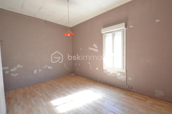 Maison de village à rénover – Le Grau-du-Roi centre – Bien rare !

Idéalement situé en plein cœur du Grau-du-Roi, à deux pas des commerces, de l'animation et de la mer, ce bien de caractère représente une opportunité rare sur ce secteur très prisé.

Le bien :
Cette maison de village d'environ 45 m², sur deux niveaux, offre un beau potentiel à qui saura la transformer selon ses envies.
Au rez-de-chaussée, une pièce de vie lumineuse avec un espace de rangement sous l'escalier. 
Un patio ouvert complète ce niveau : fonctionnel et bien pensé, il abrite les WC et la salle d'eau, et pourra facilement être fermé par une verrière pour gagner en confort tout en conservant la lumière naturelle.
À l'étage, deux chambres dont une d'environ 14 m², idéales pour accueillir plusieurs occupants.

Les points forts :

-  Emplacement exceptionnel – plein centre du Grau-du-Roi
-  Bien rare sur le secteur
-  Patio pouvant être couvert par une verrière
-  2 chambres à l'étage
-  Idéal investissement locatif 
-  Parfait pour un commerçant souhaitant loger ses saisonniers
-  Fort potentiel après rénovation

Idéal pour :
Un investisseur cherchant un rendement locatif dans une station balnéaire prisée, ou un commerçant local souhaitant disposer d'un logement pour son personnel saisonnier à deux pas de son activité.