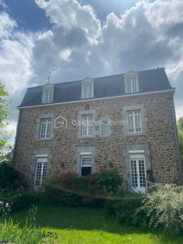 Amoureux de l'ancien, des grands volumes, de la hauteur sous plafond et du parquet... cette maison de ville proche de toutes les commodités est faite pour vous  !
Elle se compose d'une entrée,  une tres grande cuisine avec cheminée, la cuisine à un acces direct sur la terrasse et le terrain, une salle à manger et un salon,wc.
au premier etage, wc, trois grandes chambres,  salle d'eau, au deuxieme etage, un bureau, salle de bain, trois chambres.

Le terrain est a retravailler mais sera parfait pour un jardinier ! De plus un préau pour rentrer les voitures.
Le gros plus une petite maison de plain pied de 69m2 à rénover pouvant servir d'un bureau pour un indépendant.
deux chaudieres recentes pour les deux maisons, avec deux compteurs gaz.
Un seul compteur electrique.

Produit rare à la vente à découvrir !!