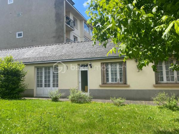 Amoureux de l'ancien, des grands volumes, de la hauteur sous plafond et du parquet... cette maison de ville proche de toutes les commodités est faite pour vous  !
Elle se compose d'une entrée,  une tres grande cuisine avec cheminée, la cuisine à un acces direct sur la terrasse et le terrain, une salle à manger et un salon,wc.
au premier etage, wc, trois grandes chambres,  salle d'eau, au deuxieme etage, un bureau, salle de bain, trois chambres.

Le terrain est a retravailler mais sera parfait pour un jardinier ! De plus un préau pour rentrer les voitures.
Le gros plus une petite maison de plain pied de 69m2 à rénover pouvant servir d'un bureau pour un indépendant.
deux chaudieres recentes pour les deux maisons, avec deux compteurs gaz.
Un seul compteur electrique.

Produit rare à la vente à découvrir !!