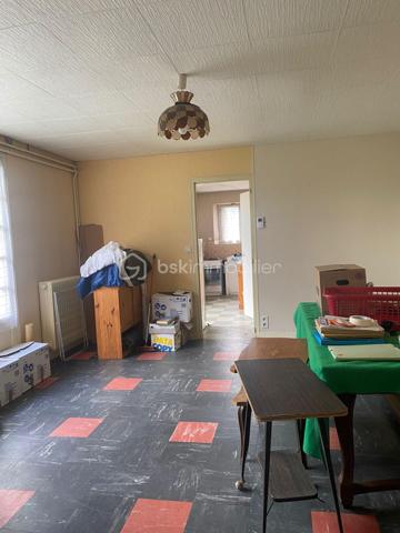 Amoureux de l'ancien, des grands volumes, de la hauteur sous plafond et du parquet... cette maison de ville proche de toutes les commodités est faite pour vous  !
Elle se compose d'une entrée,  une tres grande cuisine avec cheminée, la cuisine à un acces direct sur la terrasse et le terrain, une salle à manger et un salon,wc.
au premier etage, wc, trois grandes chambres,  salle d'eau, au deuxieme etage, un bureau, salle de bain, trois chambres.

Le terrain est a retravailler mais sera parfait pour un jardinier ! De plus un préau pour rentrer les voitures.
Le gros plus une petite maison de plain pied de 69m2 à rénover pouvant servir d'un bureau pour un indépendant.
deux chaudieres recentes pour les deux maisons, avec deux compteurs gaz.
Un seul compteur electrique.

Produit rare à la vente à découvrir !!