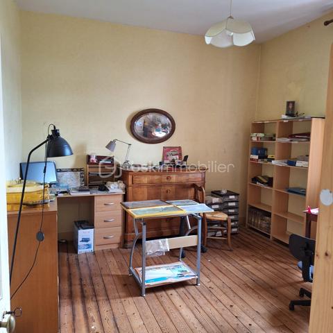 Amoureux de l'ancien, des grands volumes, de la hauteur sous plafond et du parquet... cette maison de ville proche de toutes les commodités est faite pour vous  !
Elle se compose d'une entrée,  une tres grande cuisine avec cheminée, la cuisine à un acces direct sur la terrasse et le terrain, une salle à manger et un salon,wc.
au premier etage, wc, trois grandes chambres,  salle d'eau, au deuxieme etage, un bureau, salle de bain, trois chambres.

Le terrain est a retravailler mais sera parfait pour un jardinier ! De plus un préau pour rentrer les voitures.
Le gros plus une petite maison de plain pied de 69m2 à rénover pouvant servir d'un bureau pour un indépendant.
deux chaudieres recentes pour les deux maisons, avec deux compteurs gaz.
Un seul compteur electrique.

Produit rare à la vente à découvrir !!