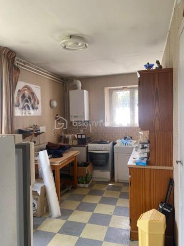 Amoureux de l'ancien, des grands volumes, de la hauteur sous plafond et du parquet... cette maison de ville proche de toutes les commodités est faite pour vous  !
Elle se compose d'une entrée,  une tres grande cuisine avec cheminée, la cuisine à un acces direct sur la terrasse et le terrain, une salle à manger et un salon,wc.
au premier etage, wc, trois grandes chambres,  salle d'eau, au deuxieme etage, un bureau, salle de bain, trois chambres.

Le terrain est a retravailler mais sera parfait pour un jardinier ! De plus un préau pour rentrer les voitures.
Le gros plus une petite maison de plain pied de 69m2 à rénover pouvant servir d'un bureau pour un indépendant.
deux chaudieres recentes pour les deux maisons, avec deux compteurs gaz.
Un seul compteur electrique.

Produit rare à la vente à découvrir !!
