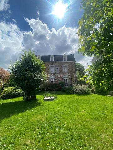 Amoureux de l'ancien, des grands volumes, de la hauteur sous plafond et du parquet... cette maison de ville proche de toutes les commodités est faite pour vous  !
Elle se compose d'une entrée,  une tres grande cuisine avec cheminée, la cuisine à un acces direct sur la terrasse et le terrain, une salle à manger et un salon,wc.
au premier etage, wc, trois grandes chambres,  salle d'eau, au deuxieme etage, un bureau, salle de bain, trois chambres.

Le terrain est a retravailler mais sera parfait pour un jardinier ! De plus un préau pour rentrer les voitures.
Le gros plus une petite maison de plain pied de 69m2 à rénover pouvant servir d'un bureau pour un indépendant.
deux chaudieres recentes pour les deux maisons, avec deux compteurs gaz.
Un seul compteur electrique.

Produit rare à la vente à découvrir !!
